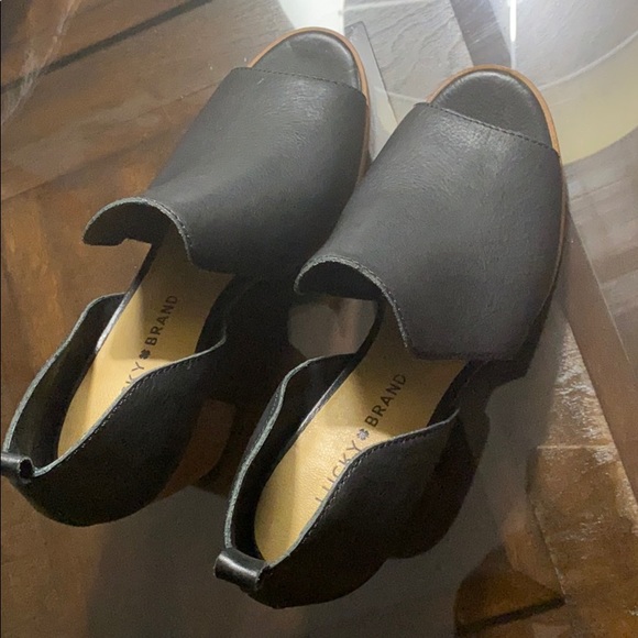 Lucky Brand Junai Leather Sandals. - Picture 14 of 14